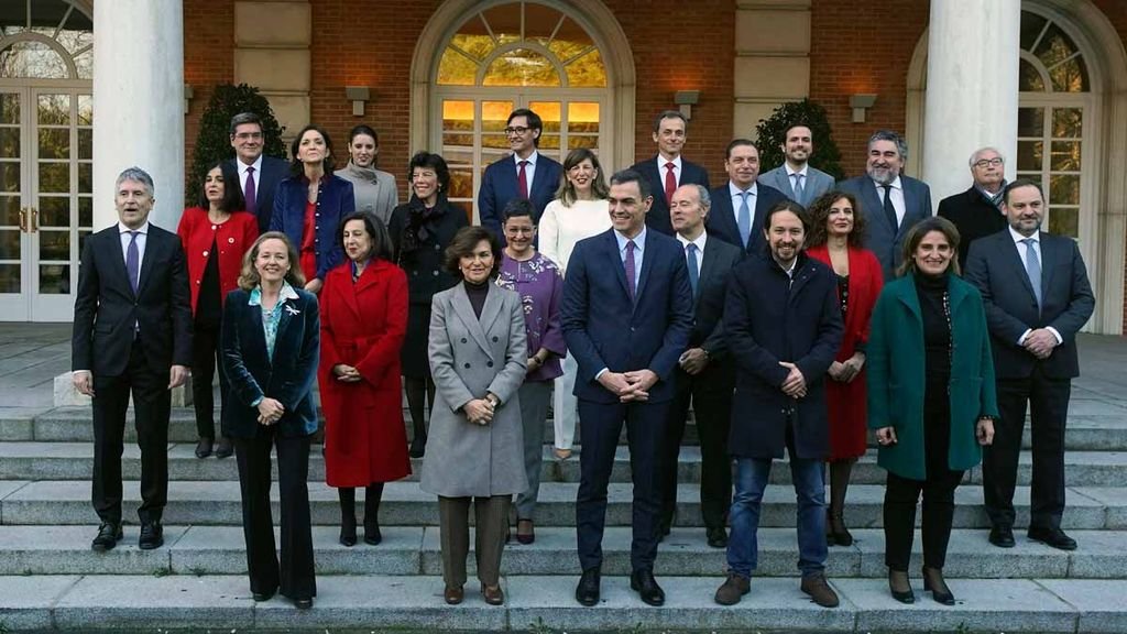 Foto de familia del nuevo Gobierno el día de su primera reunión en Consejo de Ministros.