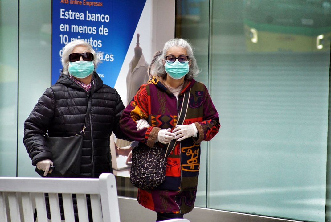 Mujeres con mascarilla en las calles de Vigo // Vicente