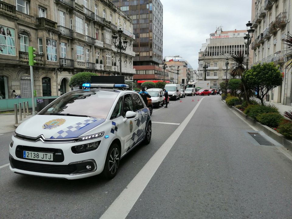 Control de la Policía Local de Vigo en Urzaiz // Vicente