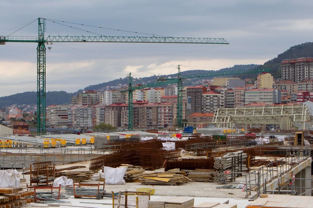 Vista general de las obras de construcción de la nueva estación del AVE en Vigo, paralizadas.