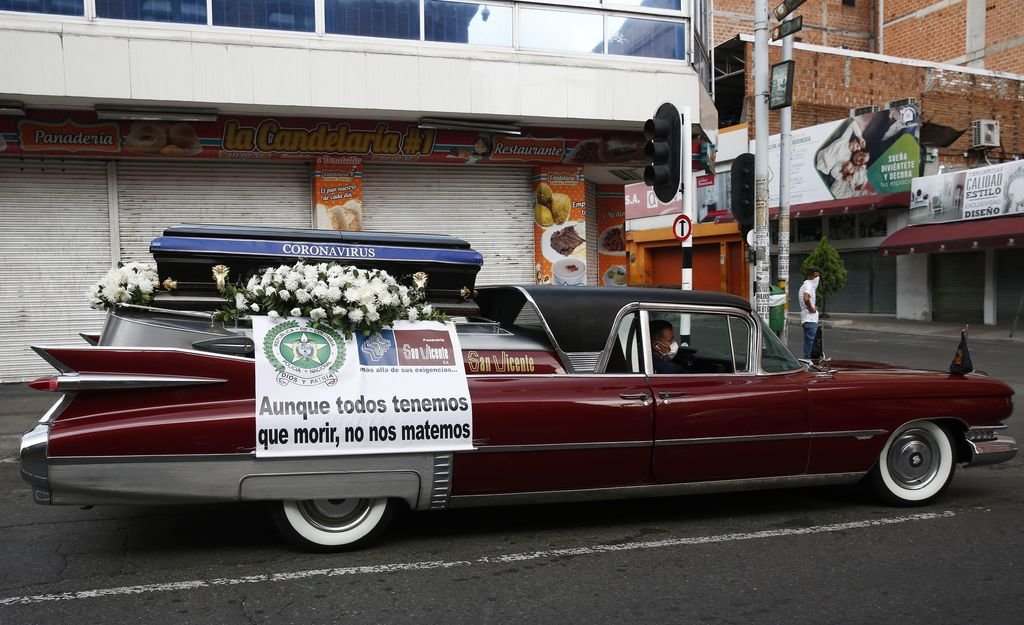 Un coche fúnebre recorre Medellín con un mensaje para animar a la gente a quedarse en casa.