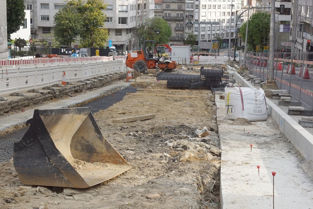 Las obras de la construcción de la rampa de Gran Vía, una de las más significativas de Vigo, ayer ya paralizadas y sin obreros.