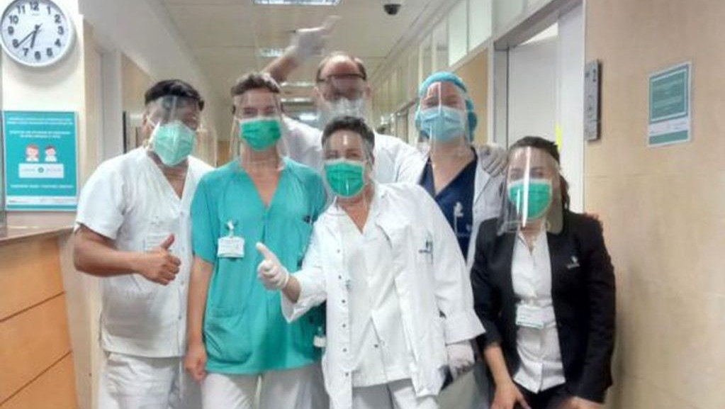 Un equipo de sanitarios, con las máscaras de Galicia-EscudoCovid19.