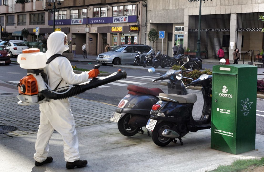 Desinfectan las calles de Vigo esta mañana // Vicente