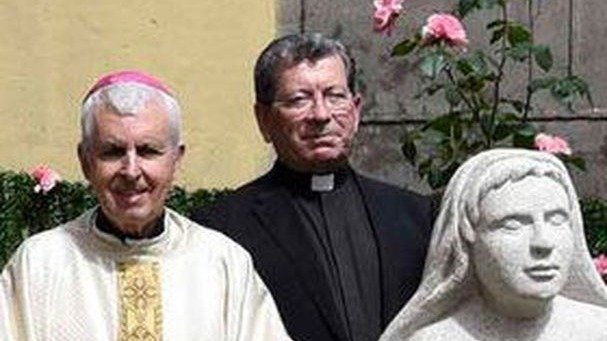 El vicario general, Juan Luis Martínez, junto al obispo Luis Quinteiro Fiuza.