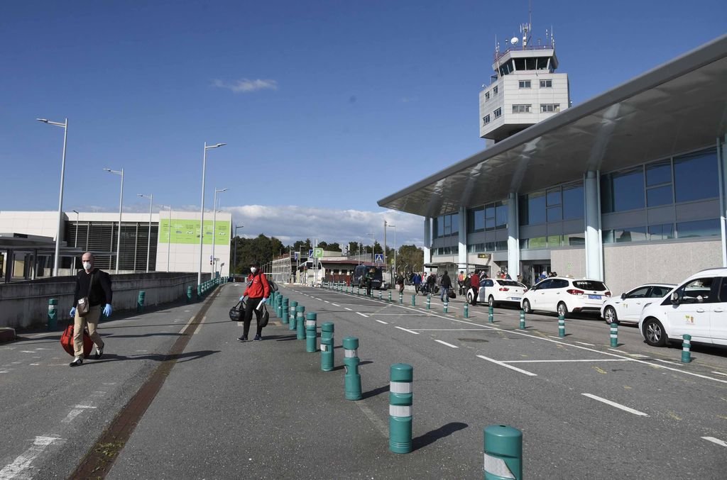 El aeropuerto de Peinador está cerrado y los vuelos son sólo a demanda. A la derecha Juan Taboada.