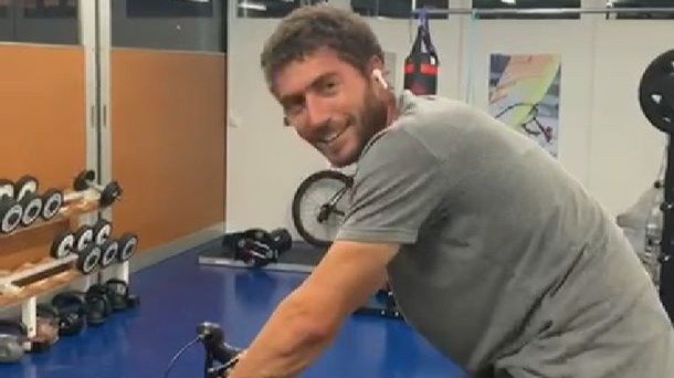 Nico Rodríguez realiza una sesión de bicicleta en el gimnasio del centro de vela de Santander.