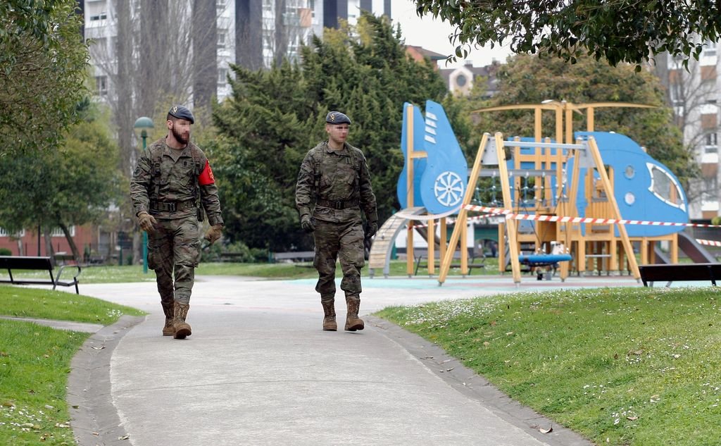 Soldados de la Unidad Militar de Emergencia patrullan en Gijón.