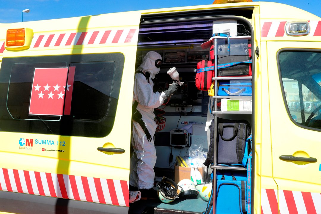 Un trabajador desinfecta el interior de una ambulancia