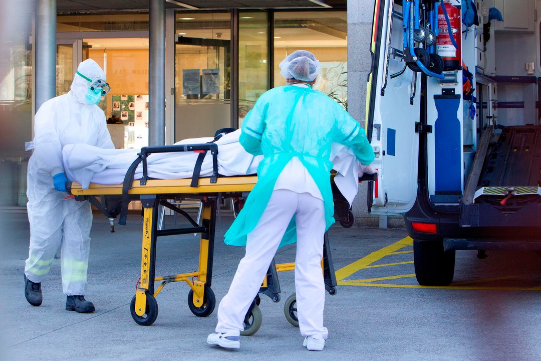 Un residente de la Residencia de la tercera edad de Domus VI en Vigo es trasladado al hospital por su estado de gravedad
