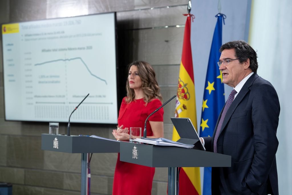 La ministra de Trabajo, Yolanda Díaz, y José Luis Escrivá, titular de Seguridad Social, en rueda de prensa.