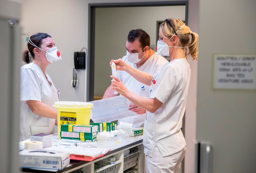 Personal sanitario prepara medicaciones en el hospital de Verviers, en Bégica.