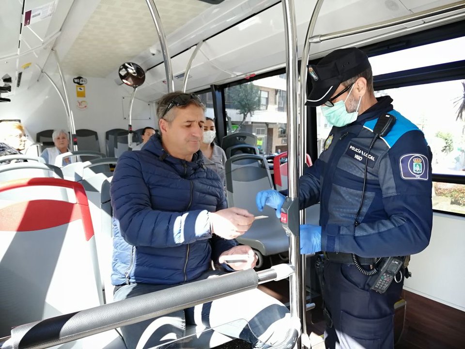 La Policía Local ayer realizando una inspección dentro de un autobús urbano.
