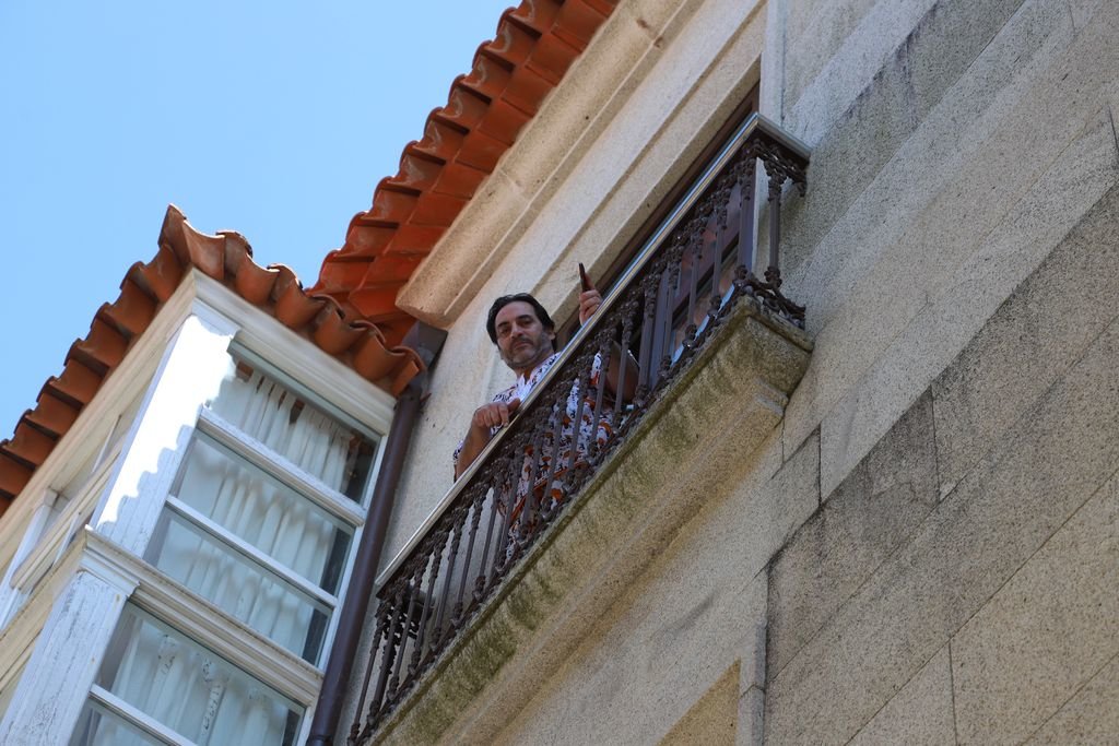 José Manuel Nieto desde el balcón de su casa en la zona antigua de Baiona.
