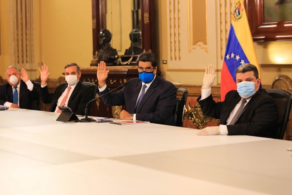 Maduro (con mascarilla azul) y otros dirigentes de su Gobierno en una reciente comparecencia.