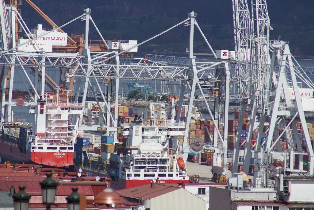 Las empresas de logística y venta de productos del mar mantienen su actividad para prestar sus servicios esenciales a la ciudad ante el coronavirus.