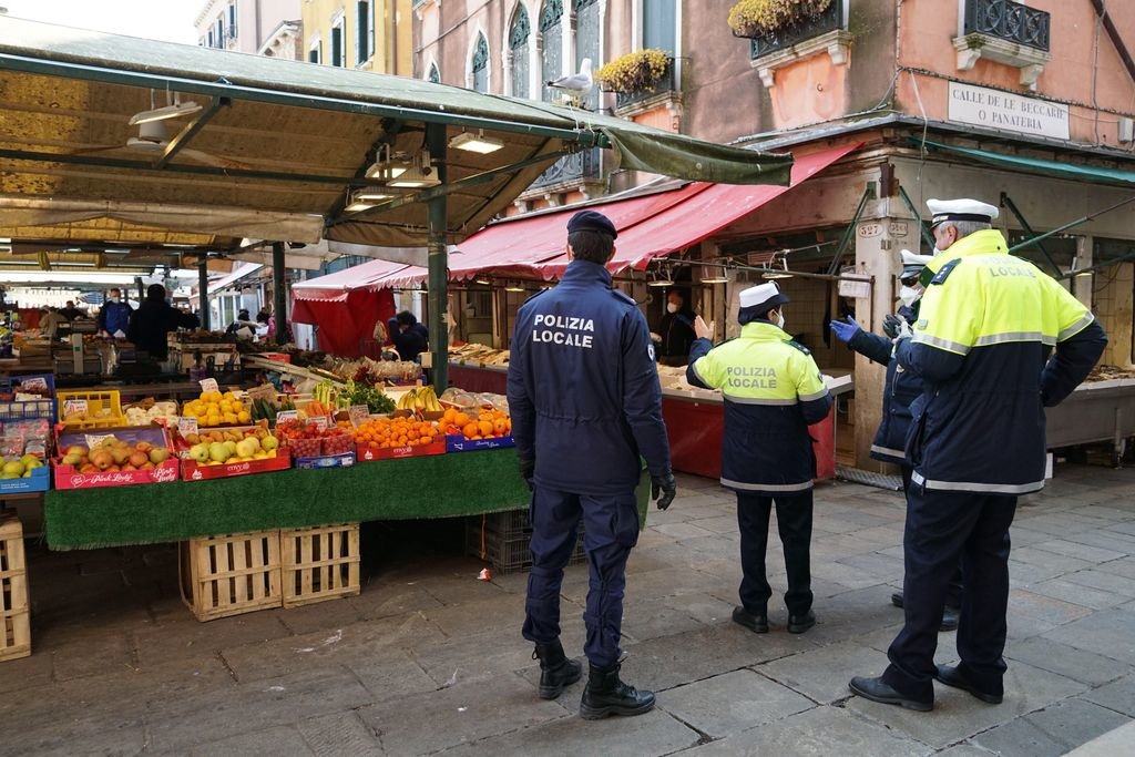 La policía vigila un mercado de frutas en la localidad italiana de Venecia.