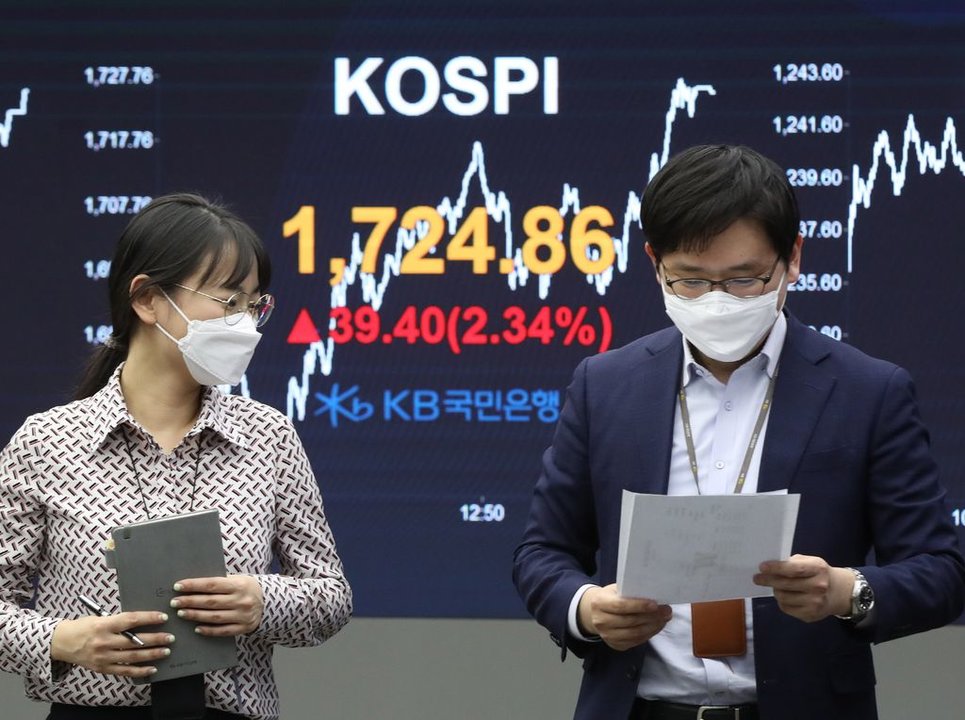Operadores de bolsa coreanos siguen las cotizaciones esta semana.
