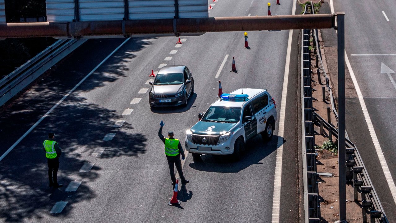 Un agente de la Guardia Civil realiza un control de tráfico en la Autopista