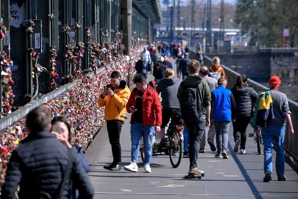 Cientos de personas paseaban ayer por la ciudad alemana de Colonia sin respetar las medidas.