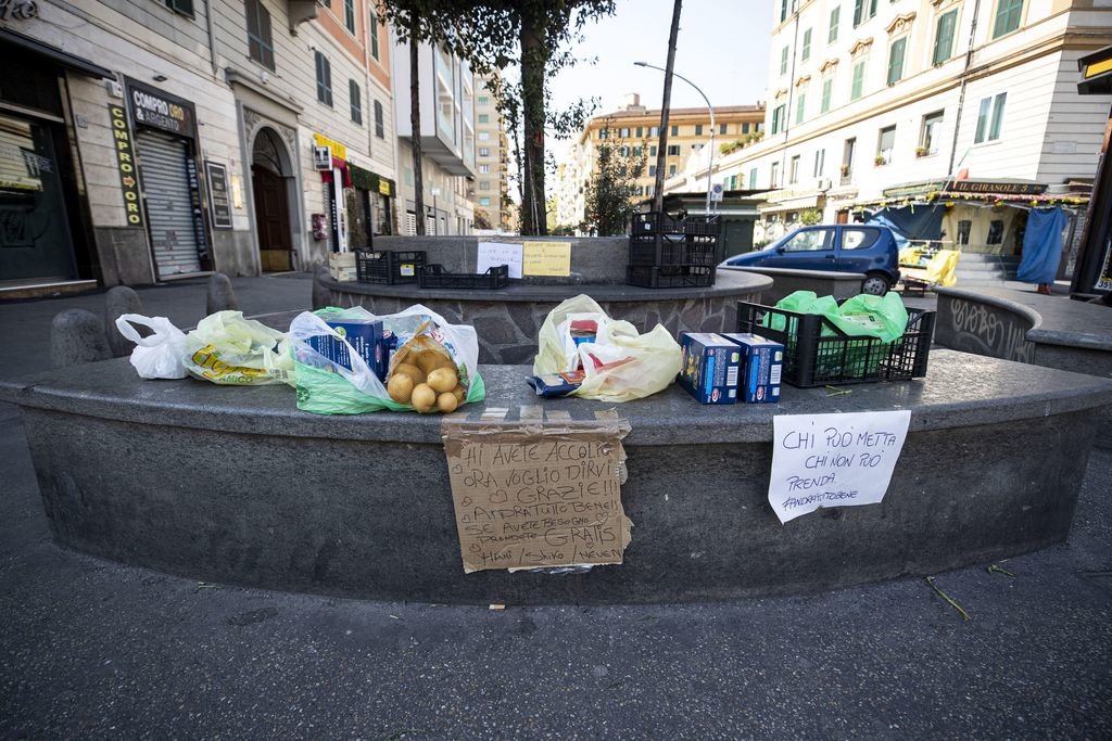 Comida depositada una plaza de Roma para que la cojan los más necesitados.