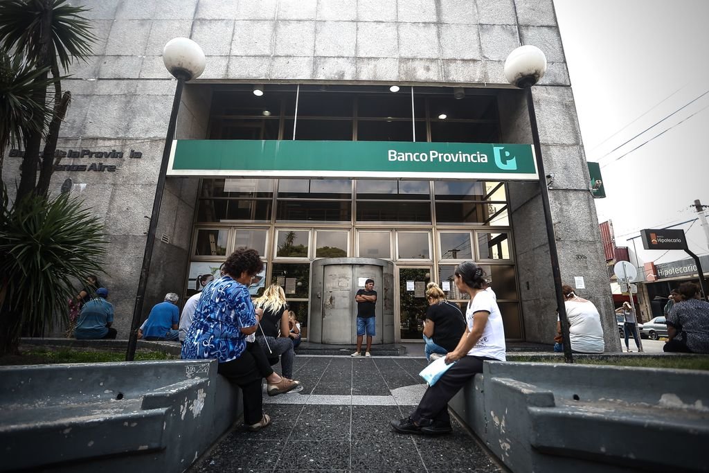 Un grupo de personas hace cola en Buenos Aires ante un banco para conseguir efectivo.
