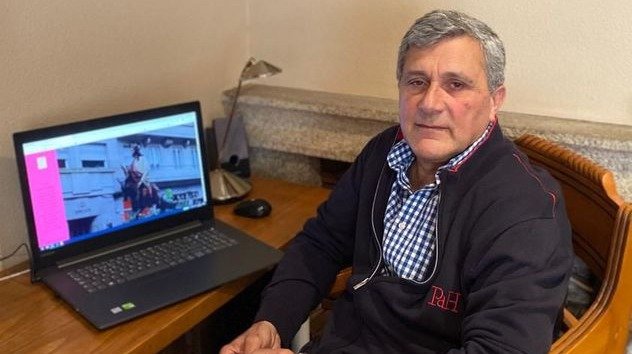 Guillermo Carballido, con la web de la Cofradía.