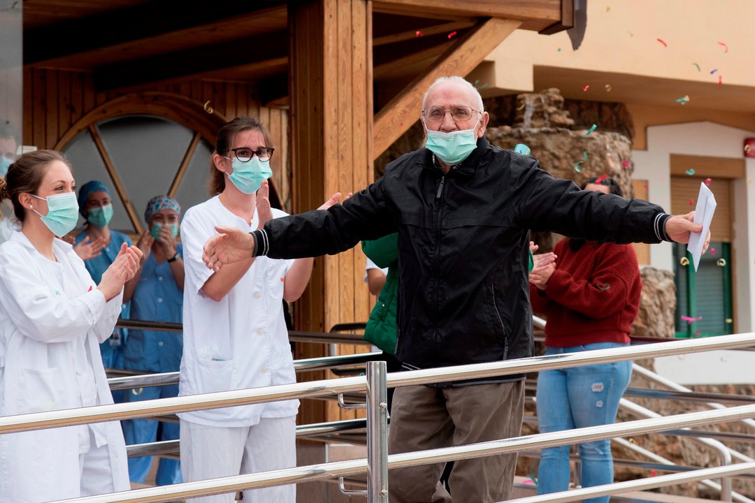 Miembros del personal sanitario despiden a Luis, el primer enfermo de coronavirus dado de alta en la residencia la Abubilla de Yéqueda en Huesca