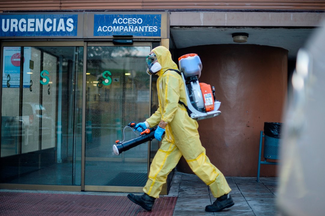 Personal del cuerpo de bomberos desinfecta el área de Urgencias del Hospital de Guadalajara
