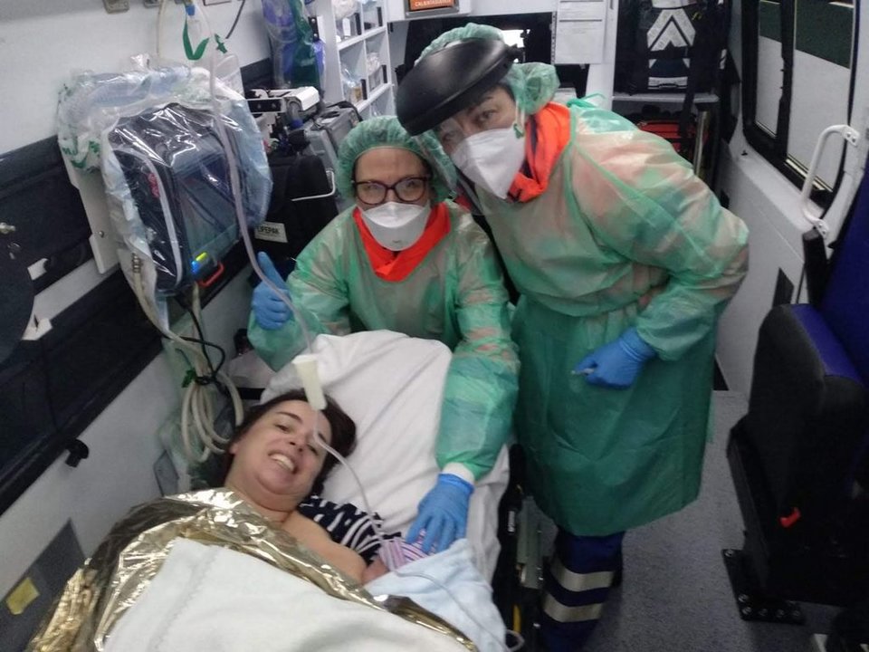 Puala Doral, con Darío, su hijo recién nacido y el personal de la ambulancia que los trasladó al hospital.