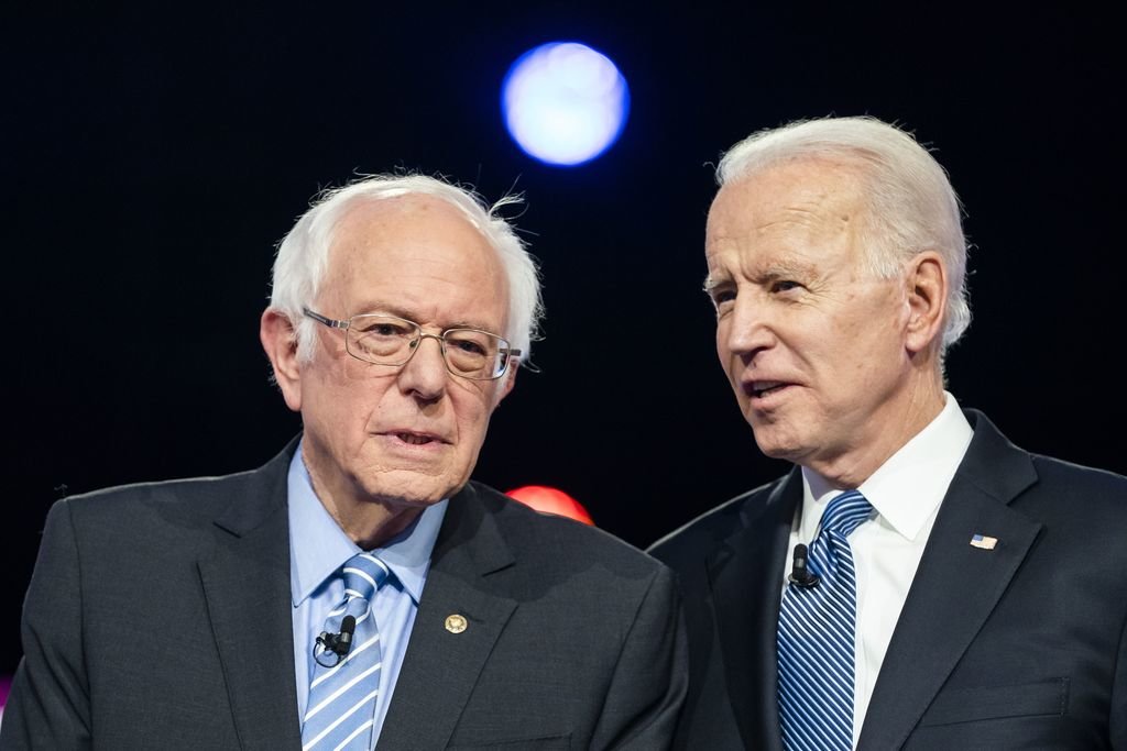 Sanders y Biden, durante un debate de la campaña demócrata en Charleston, el 26 de febrero.