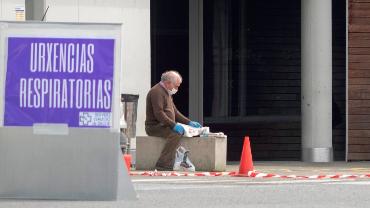 Un anciano en la entrada del hospital HULA de Lugo.