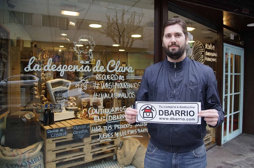 Pablo Sánchez, a las puertas de uno de los locales de la web Dbarrio con su distintivo.