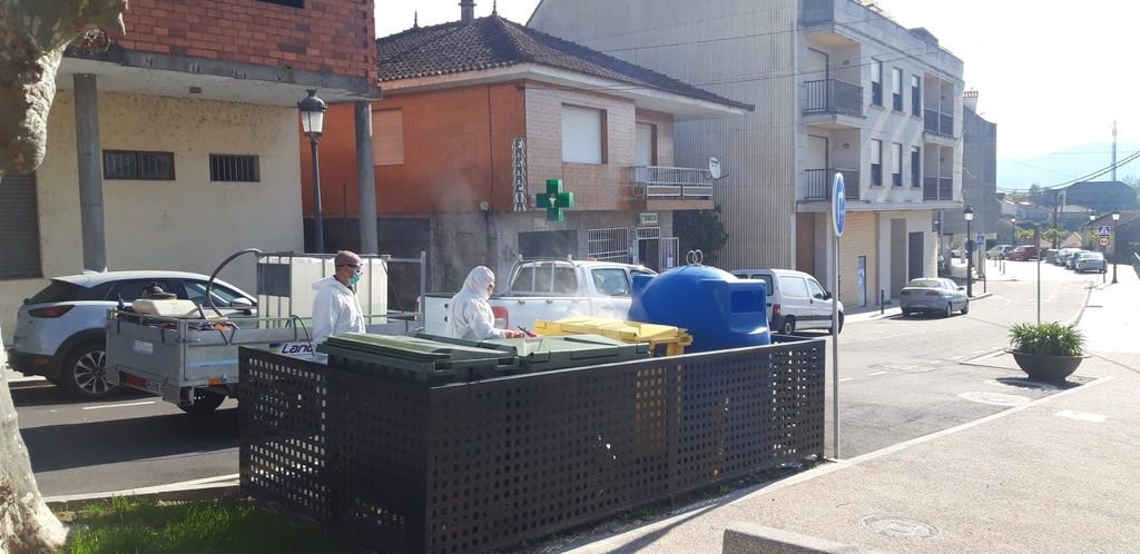 Operarios municipales de As Neves limpian y desinfectan día a día casco urbano y parroquias.