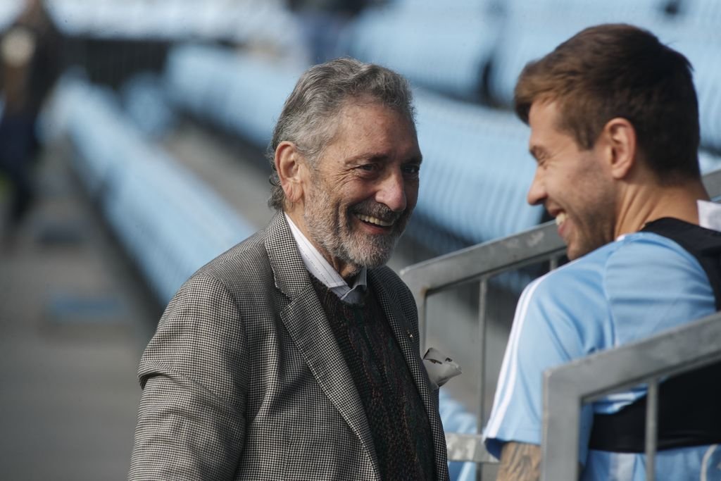 El presidente del Celta, Carlos Mouriño, bromea con Fiodor Smolov en la previa de un partido.