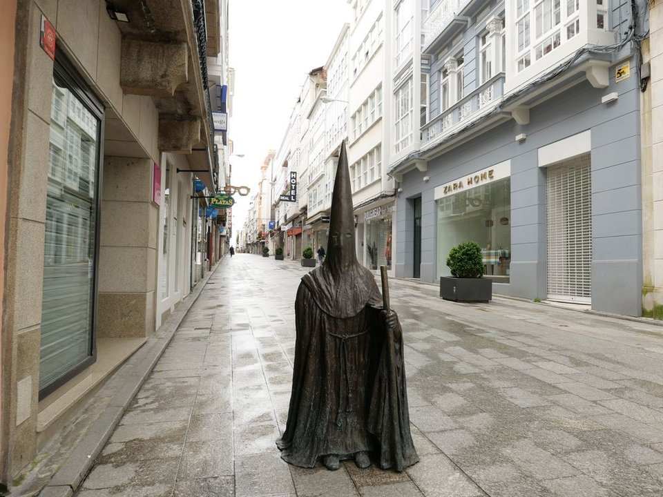 La escultura a los cofrades en la calle Real de Ferrol