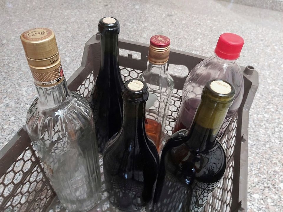 Botellas de imporación y otras destiladas localmente, en una casa de Irán.