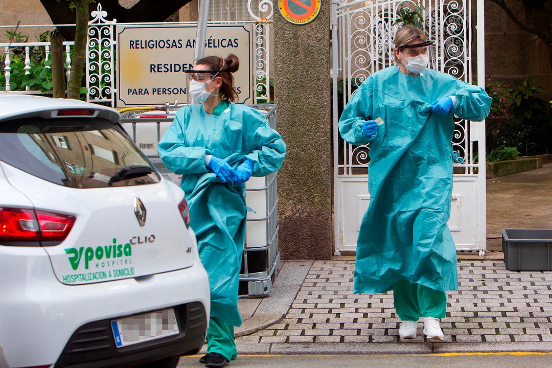 Dos enfermeras del Centro Médico POVISA acuden a la residencia de las religiosas Angélicas de Vigo