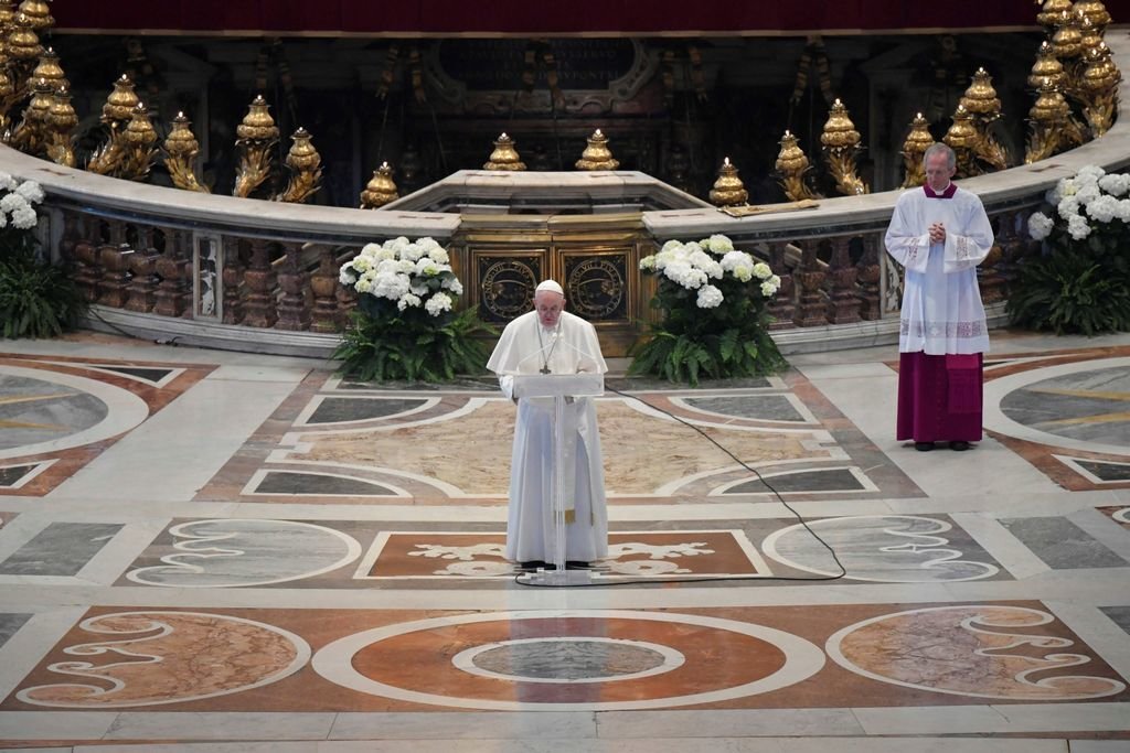El papa Francisco durante la misa del domingo de resurrección en la basílica de San Pedro.