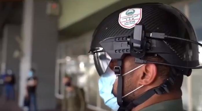 Un agente de Policía de Dubái con un casco inteligente para detectar infectados en el transporte público.
