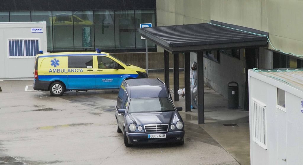 Un coche de la funeraria ayer en una de las puertas del hospital Álvaro Cunqueiro.