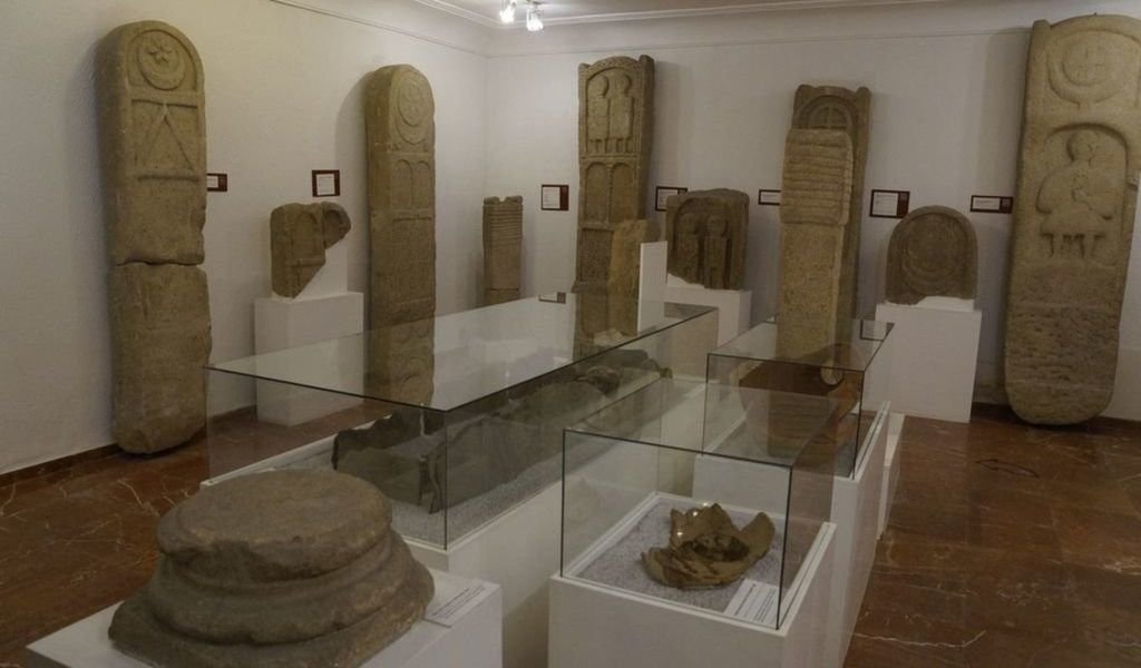 Las estelas romanas en Castrelos, donde aparece el origen en Clunia (Coruña del Conde).