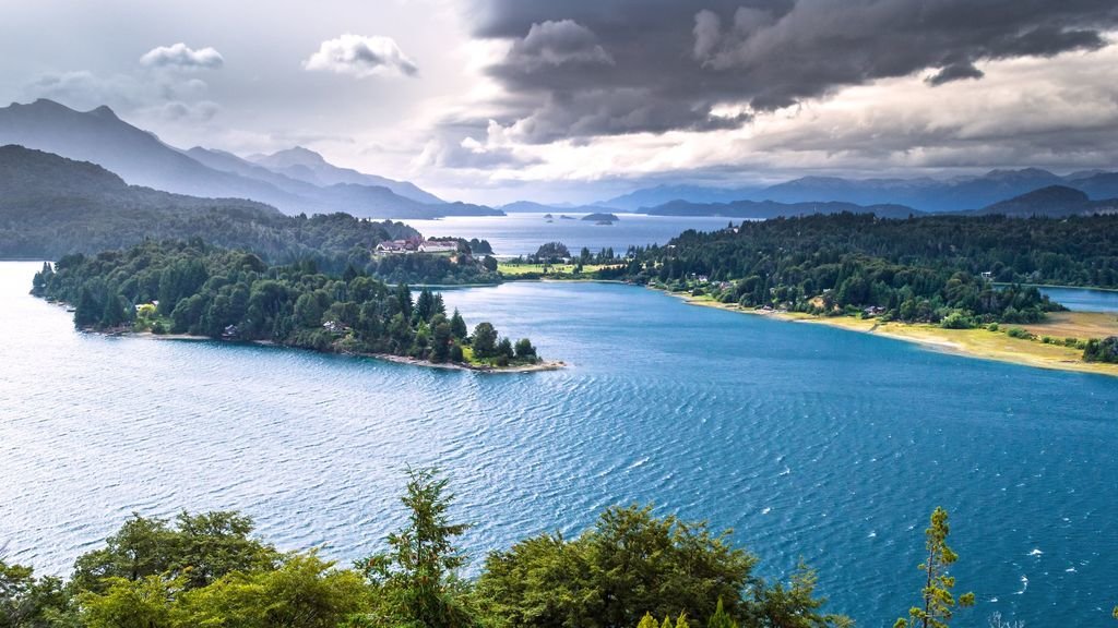 El lago de origen glaciar Nahuel Huapi, situado en la Patagonia argentina.