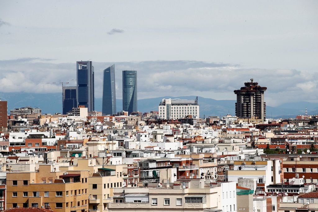Vista de las Cuatro Torres de Madrid con un cielo prácticamente limpio de contaminación.