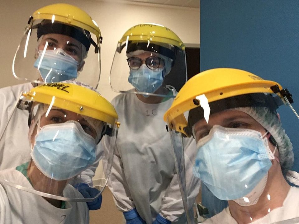 Cuatro sanitarias que atienden la planta para enfermos de Covid-19 en el hospital Álvaro Cunqueiro de Vigo.
