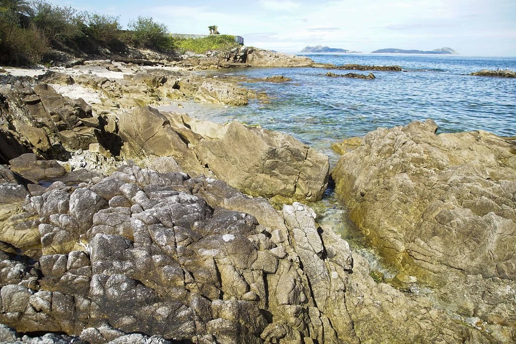 Rocas en Canido y Coruxo todavía ennegrecidas después de medio siglo.