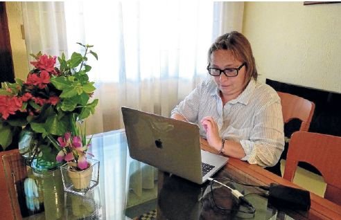 Margarita Rodríguez revisando uno de sus últimos pedidos online durante el confinamiento.