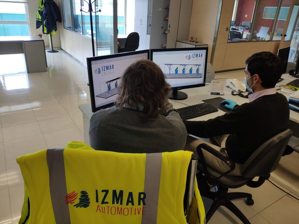 Los ingenieros Salvador González y Sergio Vilas, ayer trabajando en el desarrollo del tunel de desinfección de Izmar.