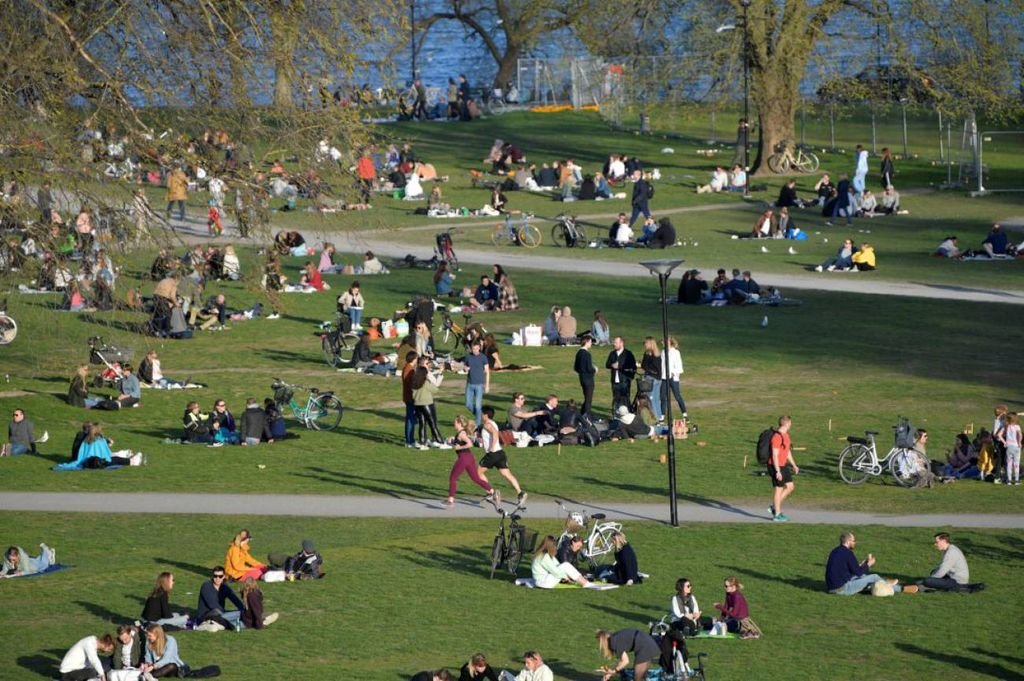 Los suecos socializan en un parque de Estocolmo en plena pandemia por coronavirus.