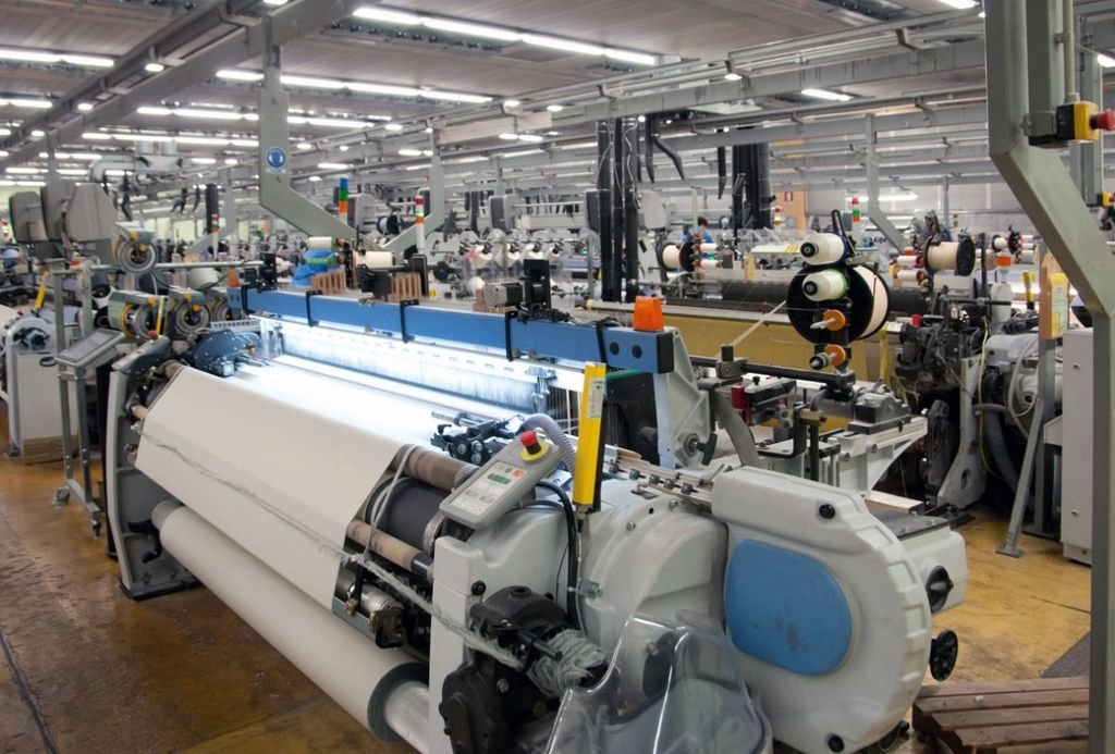 Imagen de maquinaria en un taller textil.